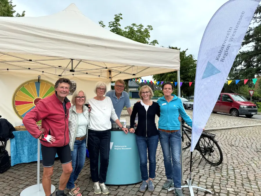 Vorstands- und Beiratsmitglieder des Kulturvereins am Stand des Naturparkmarktes